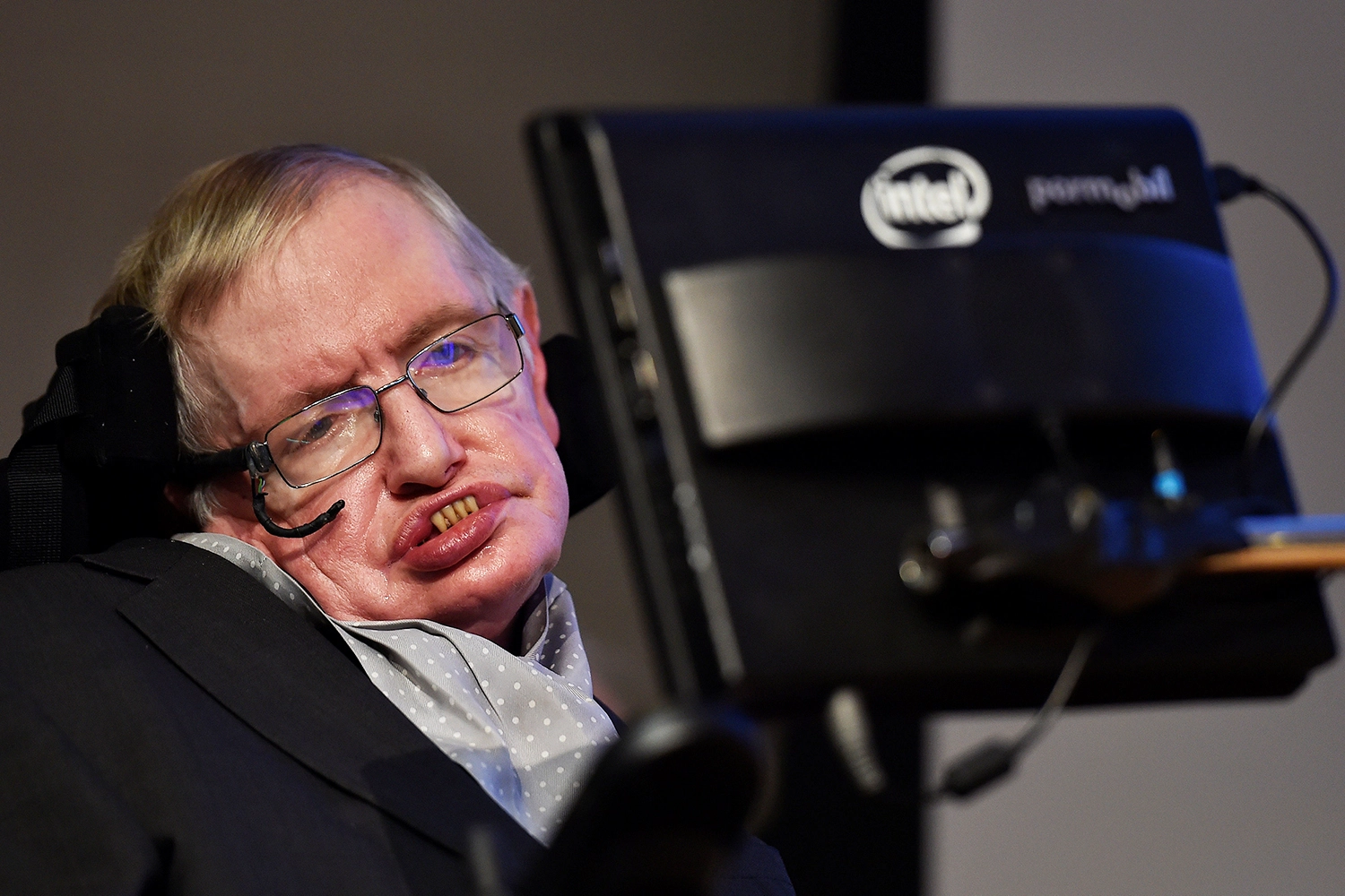 stephen-hawking Stephen Hawking: Buracos Negros Podem Levar a Outro Universo