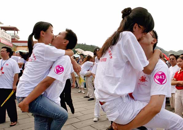 Сколько длится поцелуй. Пекина с любовью. Я люблю Пекин. Мировой рекорд по поцелуям. Flying Kiss China.