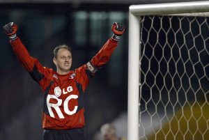  Sao Paulo's goalkeeper Rogerio Ceni cele