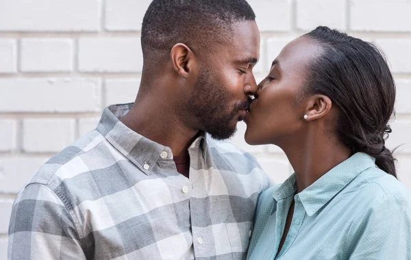 casal-beijo Quando os Humanos Começaram a se Beijar na Boca?